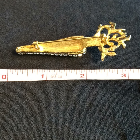 Austrian Crystal Sparkly Carrot Brooch - Picture 4 of 4